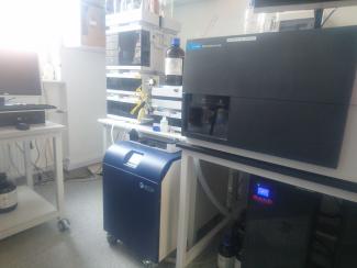 Two-dimensional liquid chromatograph coupled with an ion mobility spectrometer with a time-of-flight analyzer and a single quadrupole (Agilent 1290 Infinity II 6560 Ion Mobility LC / QTOF)