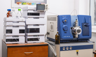 Tandem mass spectrometer QTRA5500 coupled with HPLC (LC-MS/MS)